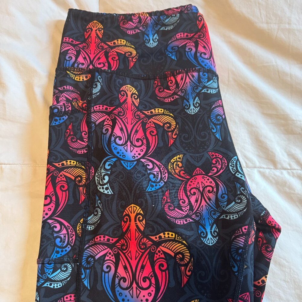 Beautiful colorful, turtle pattern workout shorts ~ CVG ~ Perfect condition